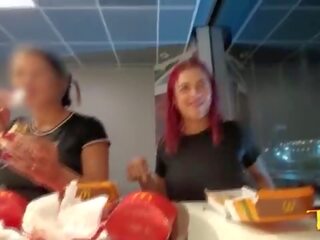 Duas safada aprontando com os peitos de fora enquanto comem no McDonaldâs - Anjinha Tatuada Oficial