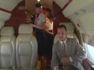 Concupiscente stewardesses chupar seu clientes difícil putz em o plane
