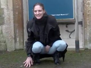 Vellystig lassie pisses i leggings og viser henne pupper i offentlig