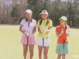 Bersemangat asia remaja gadis bermain sebuah permainan dari menelanjangi golf