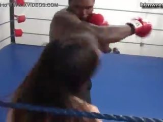 Svart manlig boxning beast mot mycket liten vit ung kvinnlig ryona