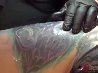 Marie bossette touches själv medan varelse tatuerade