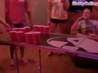 Bier pong spelletje ends omhoog in een intens hogeschool xxx video- orgie