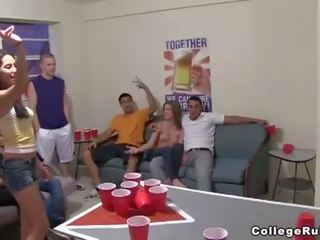 Stripping øl pong ved en gal høyskole fest