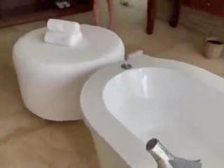 Vacation- amatoriale lassie anale sborrata in il bagno stanza
