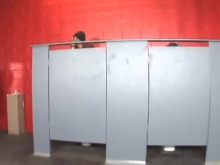 Två berusad buddies shares ett svart eskortera i wc