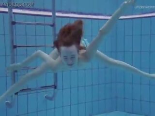 آنا netrebko نحيف صغير في سن المراهقة تحت الماء