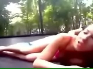 Привабливий молодий sweetheart трахає на a trampoline