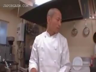 Asiatisch kellnerin wird titten grabbed von sie chef bei arbeit