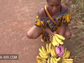 Juodas bananas seller jaunas moteris suviliojo už a pranašesnis suaugusieji klipas
