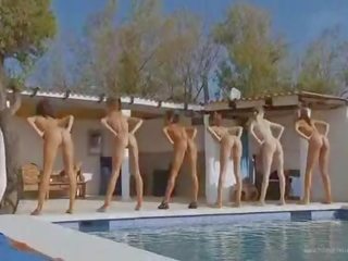 Seitsemän alasti tytöt kuten an armeija video-