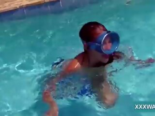 Stupendous rambut coklat perempuan cabul permen swims di bawah air