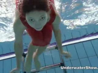 安娜 - 裸體 泳 水下