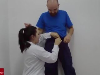 Një i ri infermiere sucks the hospitalãâãâ´s njeri duarartë kokosh dhe recorded it.raf070