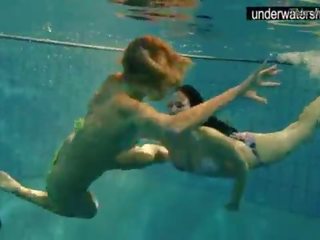 Dy joshës amatorë tregon e tyre organet larg nën ujë