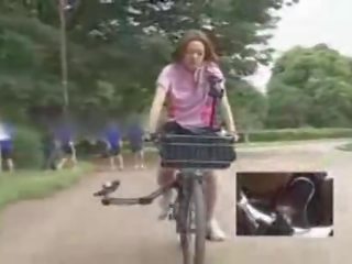 Japoneze e dashura masturbated ndërsa kalërim një specially modified seks kapëse bike!