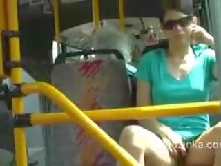Zuzinka touches seg selv på en buss