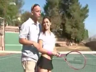Hardcore vies video- bij de tenis rechtbank