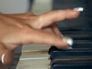 Prsnaté blond koketovanie chňapnúť na the klavír