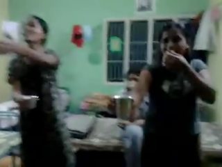 North indické holky skúsiť na piť pivné v ich hostiteľ