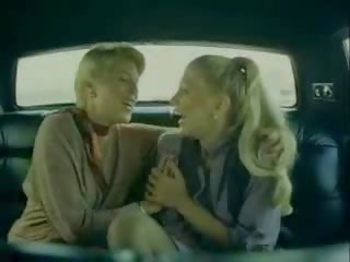 דוּ לוהט בחורות מַעֲשֶׂה לסבית מבוגר וידאו mov ב מכונית