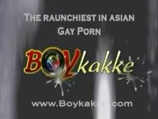 Homossexual asiática fuckfest voltas em bukkake sessão