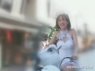 Azijke najstnice lutka pridobivanje muca mokro medtem jahanje na bike