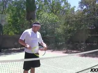 Tenåringer suge deres tennis lærer