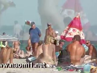 Naomi1 sega un giovane tipo su un pubblico spiaggia