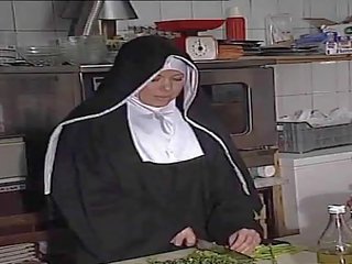 גרמני נזירה assfucked ב מטבח