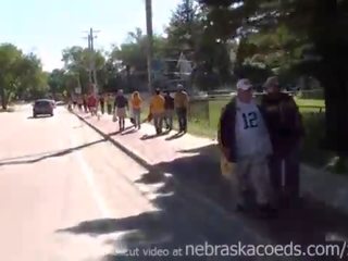 Festas e piscando tetas enquanto tailgating fora iowa cidade football jogo