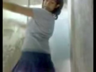 Mexicana jovem grávida dança e tira em casa de banho