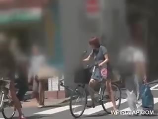 Édes ázsiai csajok lovaglás a bike kap idióta minden nedves
