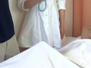 Азіатська медична людина трахає два youths в в лікарня