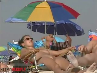 A dapper ціпонька в a оголена пляж шпигун камера відео