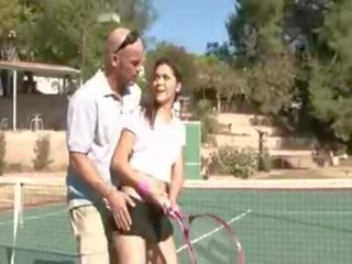 Hardcore seks video- bij de tenis rechtbank