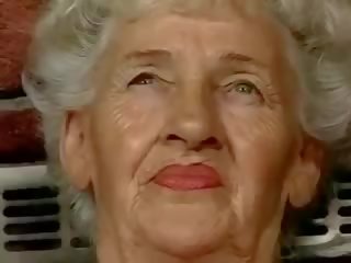 Pelosa nonnina ama dildo