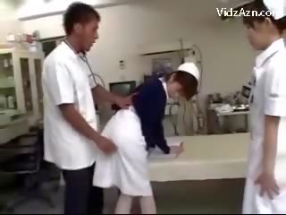 Verpleegster krijgen haar poesje rubbed door professor en 2 verpleegkundigen bij de surgery