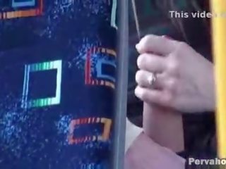 Cell kamera catches bj in jemagat öňünde awtobus