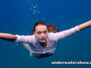 Julia berenang telanjang di itu laut