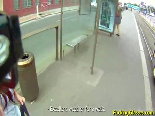 Scopata per contante vicino il autobus stop