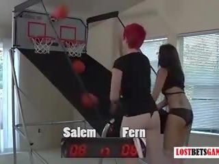 สอง น่ารักน่าหยิก สาว salem และ fern เล่น แก้ผ้า บาสเก็ตบอล shootout