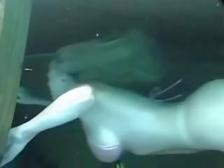 Captivating onderwater bikini jong vrouw