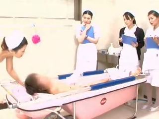 Treinamento enfermeira demonstra adequado banho técnica