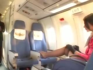Enticing stewardessen sugande phallus före cunnilingus